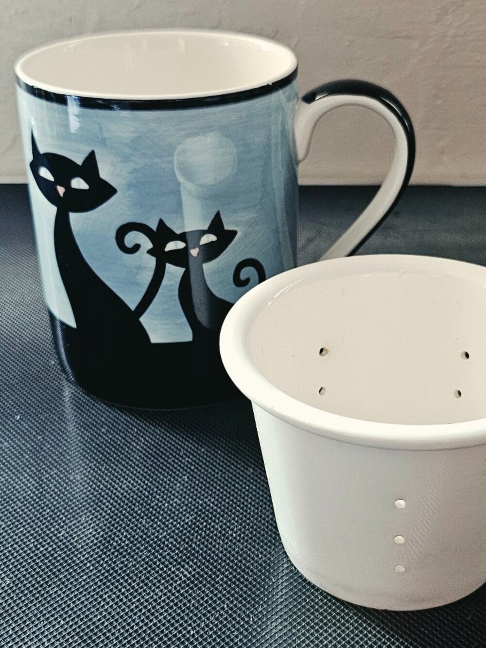 HUES N BREWS ~ Black Cat Coffee/Tea Mug ~ BLUE ~ Siamese Kitty Tea Strainer